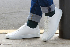 Tenis blancos de moda para hombre